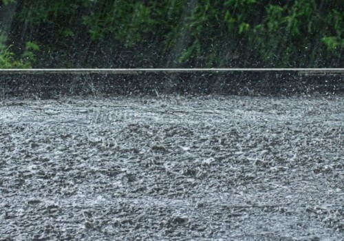 Ulewne deszcze i gromadząca się woda na dachu płaskim.